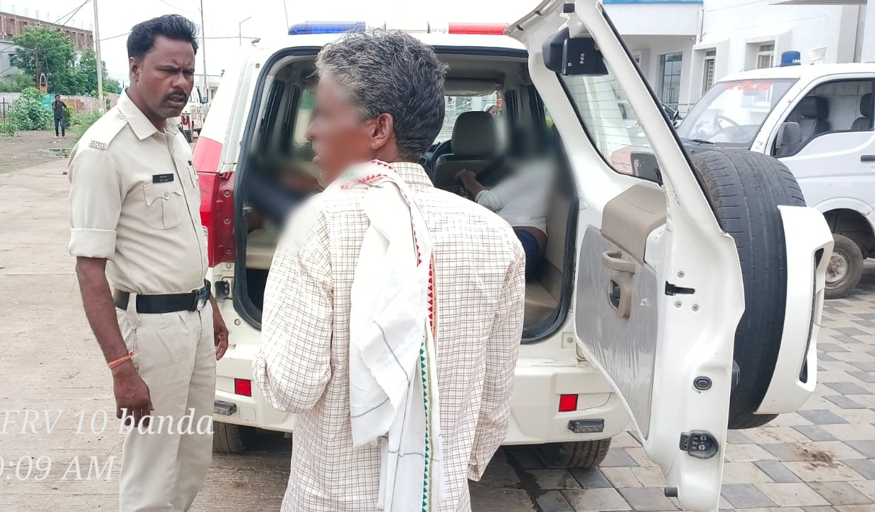 सागर के थाना बंडा क्षेत्र में दो मोटर साईकिल की टक्कर में घायल हुए 02 व्यक्तियों को, डायल-112 जवानों ने एफआरव्ही वाहन से पहुँचाया अस्पताल।  